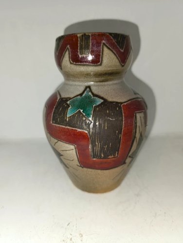 vase original à forme géométrique signé ME? en bon etat