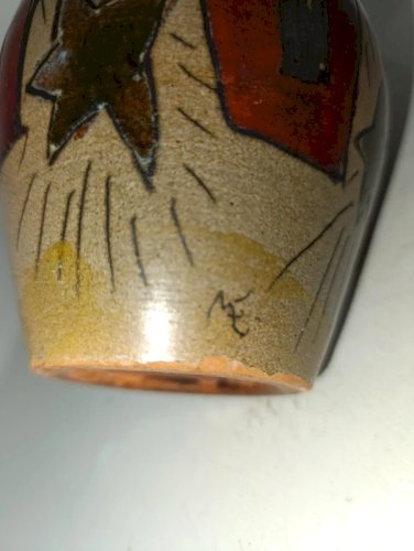 vase original à forme géométrique signé ME? en bon etat