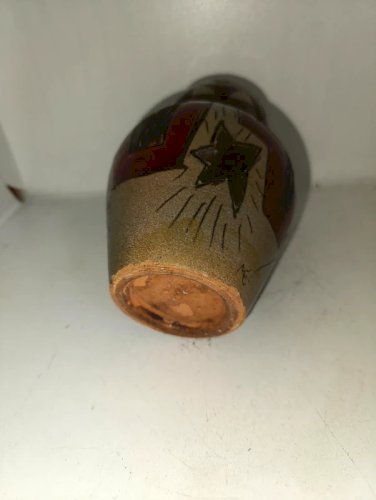 vase original à forme géométrique signé ME? en bon etat