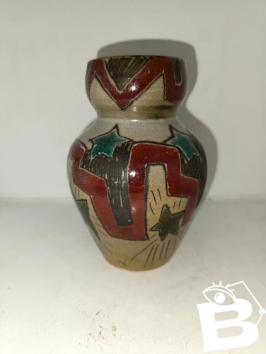 vase original à forme géométrique signé ME? en bon etat