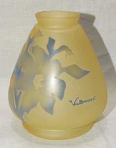- VASE PATE de VERRE à décor de FLEURS BLEUES signe VIANNE COLLECTION VITRINE  D
