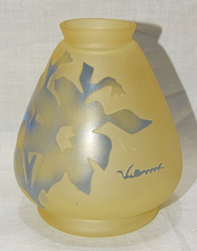- VASE PATE de VERRE à décor de FLEURS BLEUES signe VIANNE COLLECTION VITRINE  D