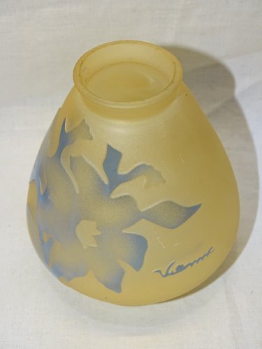 - VASE PATE de VERRE à décor de FLEURS BLEUES signe VIANNE COLLECTION VITRINE  D