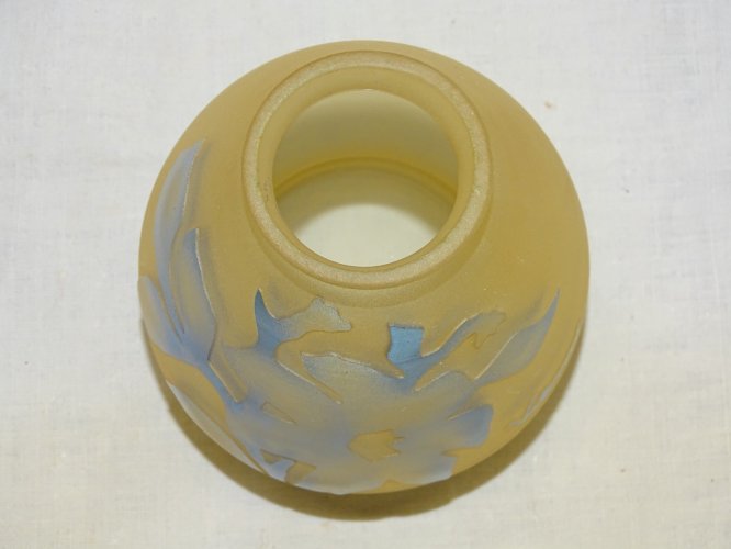 - VASE PATE de VERRE à décor de FLEURS BLEUES signe VIANNE COLLECTION VITRINE  D