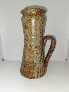 vase pichet en gres tachete signé YB en bon etat