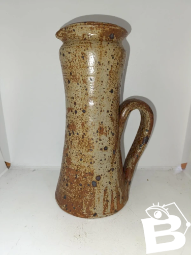 vase pichet en gres tachete signé YB en bon etat
