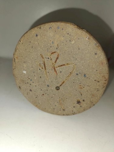 vase pichet en gres tachete signé YB en bon etat