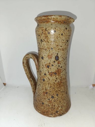 vase pichet en gres tachete signé YB en bon etat