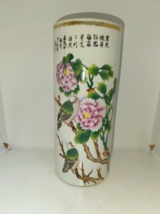vase rouleau chinois en porcelaine a decor floral et oiseau en bon etat