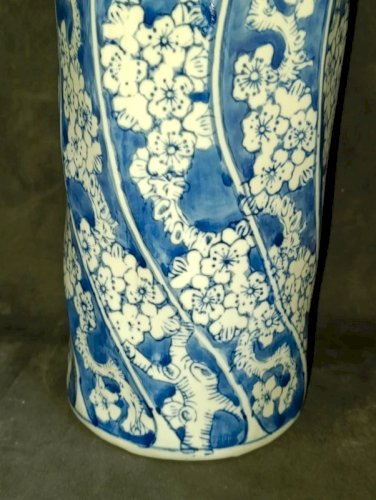vase rouleau en porcelaine chinois a decor floral en bon etat
