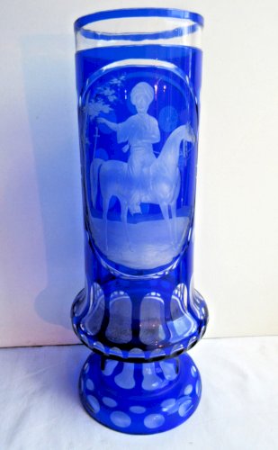 Vase Saint Louis cristal Overlay bleu - blanc, ciselé  et taillé: Homme à cheval