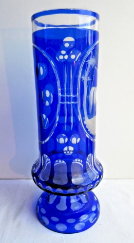 Vase Saint Louis cristal Overlay bleu - blanc, ciselé  et taillé: Homme à cheval