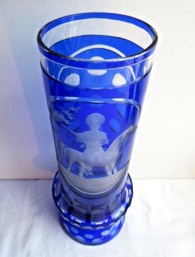 Vase Saint Louis cristal Overlay bleu - blanc, ciselé  et taillé: Homme à cheval