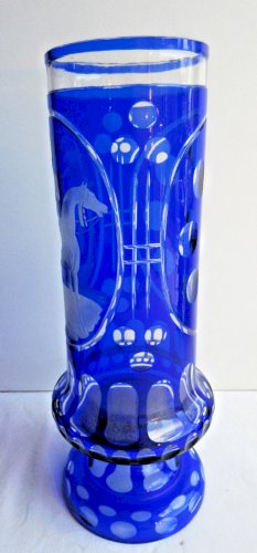 Vase Saint Louis cristal Overlay bleu - blanc, ciselé  et taillé: Homme à cheval
