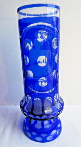 Vase Saint Louis cristal Overlay bleu - blanc, ciselé  et taillé: Homme à cheval