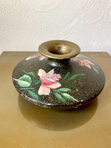 Vase signé en terre cuite peinte avec motifs de roses, années 1950-1960