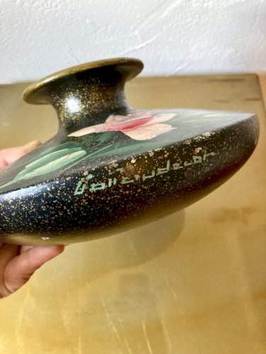 Vase signé en terre cuite peinte avec motifs de roses, années 1950-1960