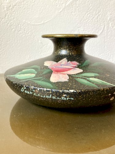 Vase signé en terre cuite peinte avec motifs de roses, années 1950-1960