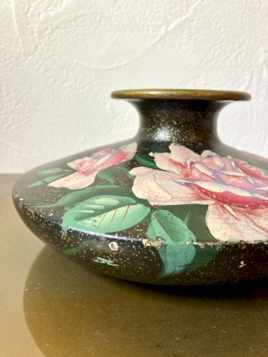 Vase signé en terre cuite peinte avec motifs de roses, années 1950-1960