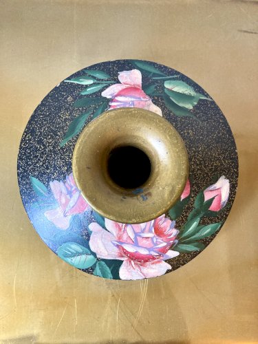 Vase signé en terre cuite peinte avec motifs de roses, années 1950-1960