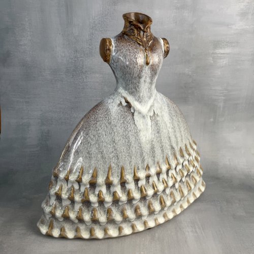 Vase soliflore céramique forme de robe bustier, la fleur remplace la tête ~29cm