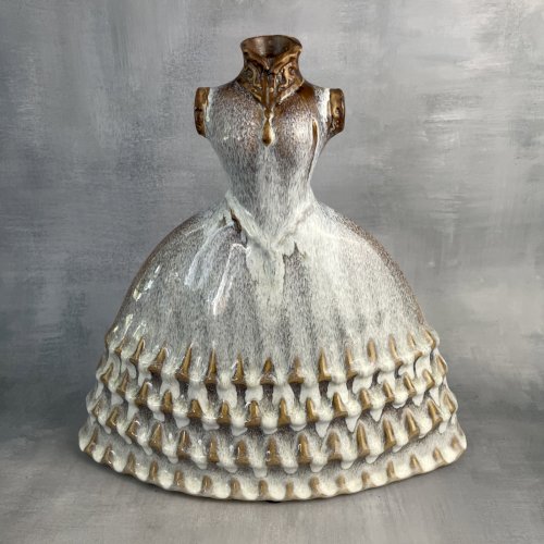 Vase soliflore céramique forme de robe bustier, la fleur remplace la tête ~29cm