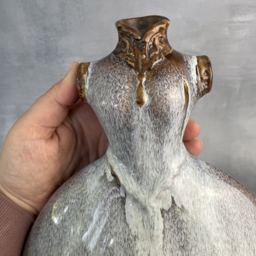 Vase soliflore céramique forme de robe bustier, la fleur remplace la tête ~29cm