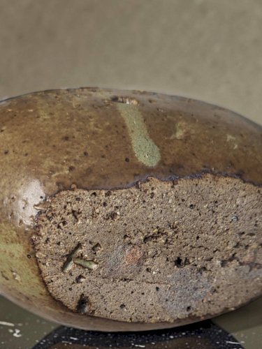 Vase soliflore en grès, signé