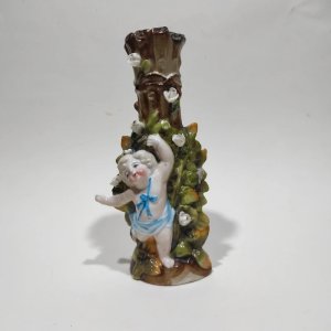 Vase soliflore en porcelaine avec chérubin, putto, XXème siècle