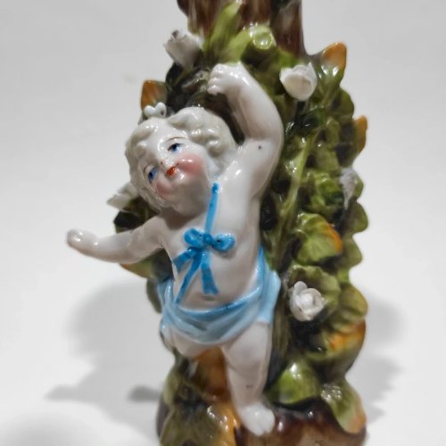 Vase soliflore en porcelaine avec chérubin, putto, XXème siècle