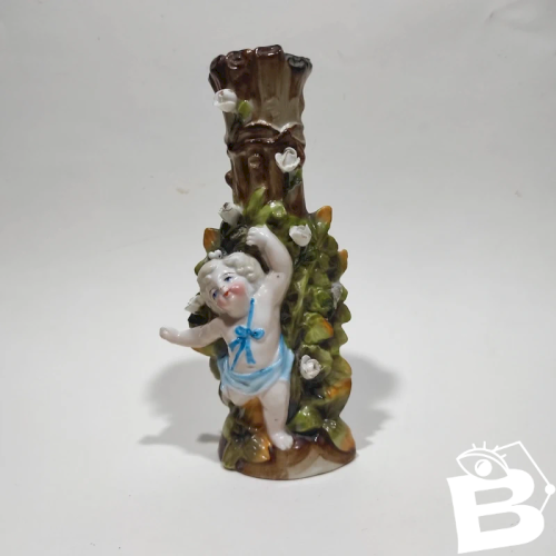 Vase soliflore en porcelaine avec chérubin, putto, XXème siècle