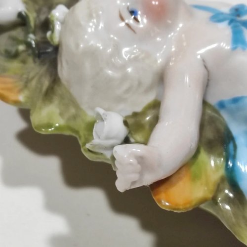 Vase soliflore en porcelaine avec chérubin, putto, XXème siècle
