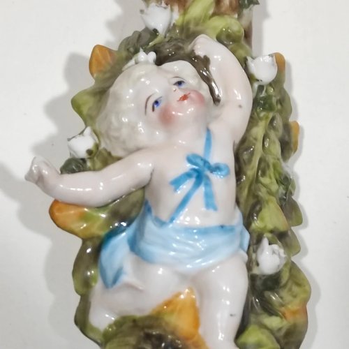 Vase soliflore en porcelaine avec chérubin, putto, XXème siècle