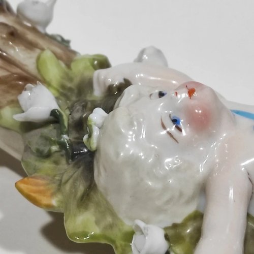 Vase soliflore en porcelaine avec chérubin, putto, XXème siècle