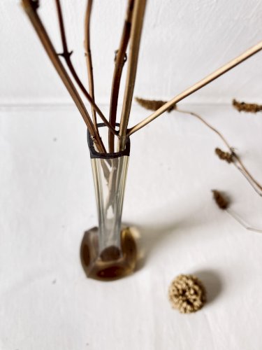 Vase soliflore en verre ambré, base à quatre lobes, années 1960-1970