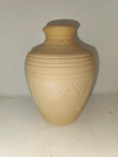 Vase style ancien a decor geometrique  signature a determiner en bon etat