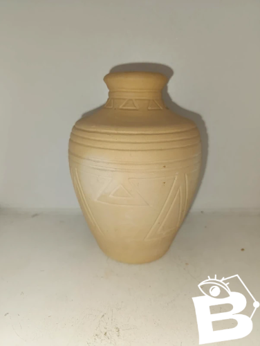 Vase style ancien a decor geometrique  signature a determiner en bon etat