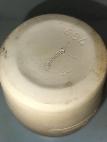 Vase style ancien a decor geometrique  signature a determiner en bon etat