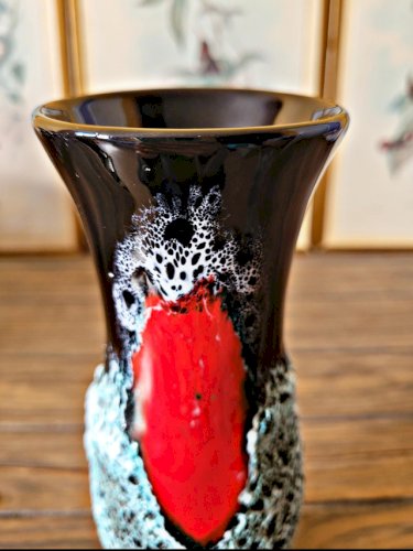 Vase style Vallauris Fat Lava, couleur rouge, noir et vert