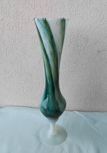 Vase sur pied en opaline