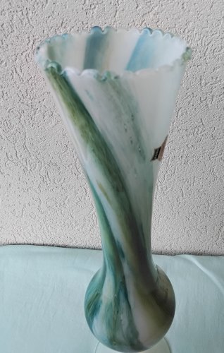 Vase sur pied en opaline