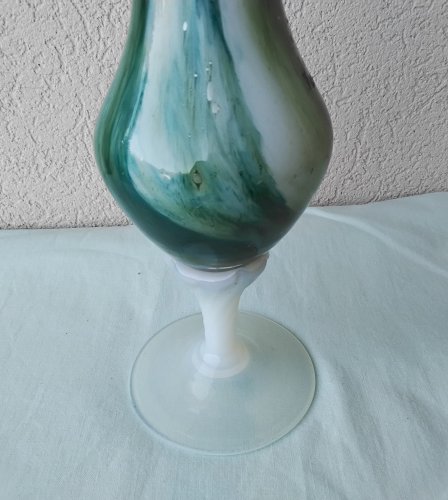 Vase sur pied en opaline