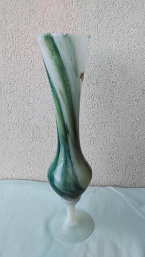 Vase sur pied en opaline