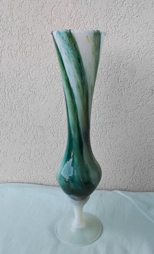Vase sur pied en opaline