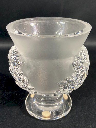 Vase sur piedouche à décor feuillagé signé LALIQUE Saint-Cloud paire possible
