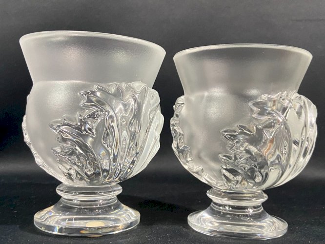 Vase sur piedouche à décor feuillagé signé LALIQUE Saint-Cloud paire possible