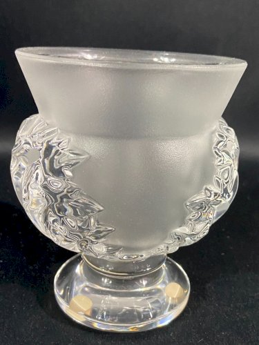 Vase sur piedouche à décor feuillagé signé LALIQUE Saint-Cloud paire possible