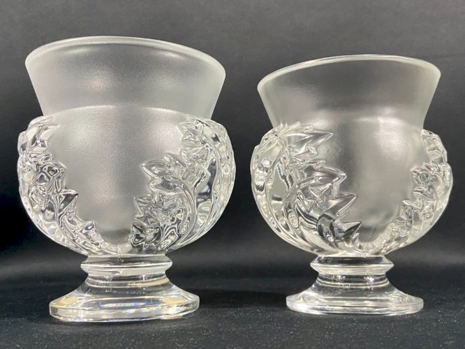 Vase sur piedouche à décor feuillagé signé LALIQUE Saint-Cloud paire possible