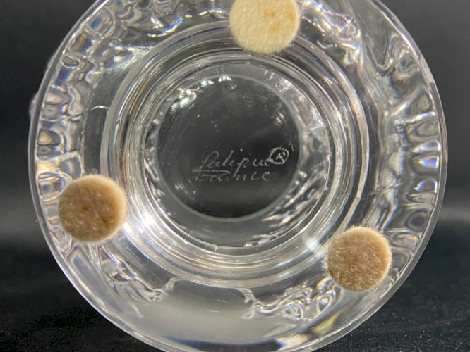 Vase sur piedouche à décor feuillagé signé LALIQUE Saint-Cloud paire possible