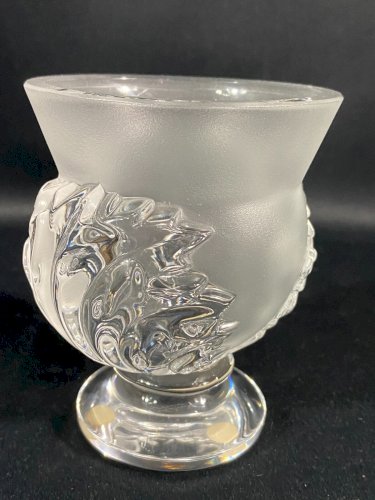 Vase sur piedouche à décor feuillagé signé LALIQUE Saint-Cloud paire possible